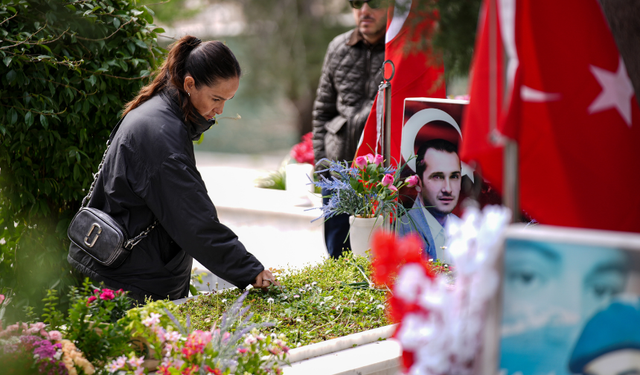 Dualar şehitler için: İzmir'de bayram sabahı şehitlik ziyareti