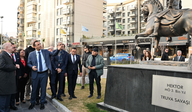 Ümit Özdağ Abide-i Hürriyet Meydanı’nı ziyaret etti: Böyle bir yeri görmekten büyük mutluluk duydum