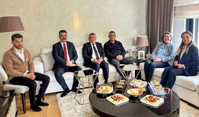 CHP Genel Başkanı Özgür Özel'den İzmir'de bayram ve taziye ziyareti...