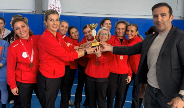 Evinin Sultanları Foça'da fileye uzandı: Farklı yaş ve meslekten kadınlar sahada buluştu