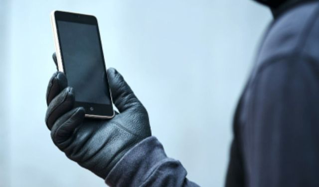 İzmir’de pes dedirten hırsızlık: ‘Gazileri seviyorum’ diyerek yaklaştı, cep telefonunu çalıp kayıplara karıştı