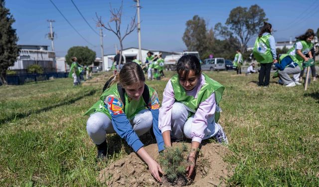 Küçük fidanlar büyük umut oldu: Bornova’da minikler doğaya can verdi