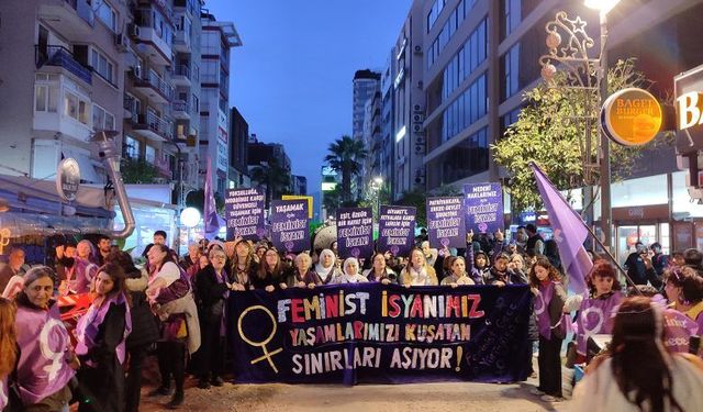 İzmir’de Feminist Gece Yürüyüşü: Umutsuzluğa kapılırsan bu kalabalığı hatırla