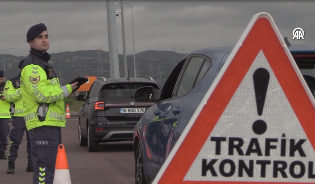 İzmir'e bayram trafiği başladı: Yollar yarın daha kalabalık olacak
