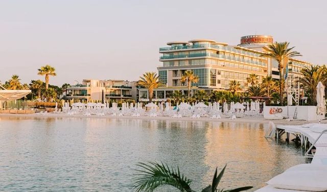 Bayram hareketliliği başladı ancak İzmirli turizmcilerde savaş endişesi hâkim: El elde baş başta bekliyoruz!