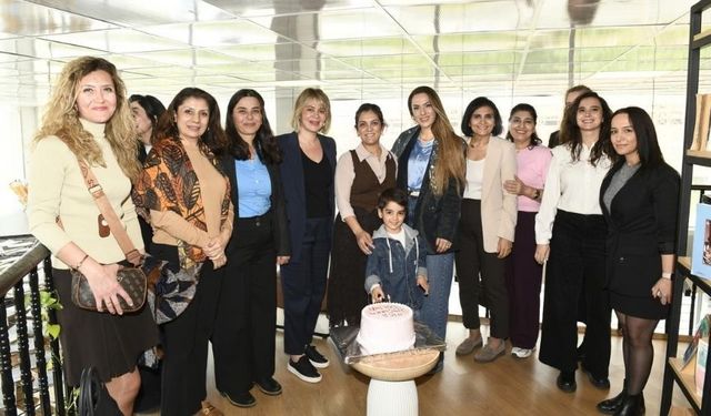 Çiğli Belediyesi’nden Vefa Örneği: Özge Polat’a Doğum Günü Sürprizi