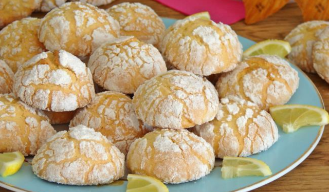 Çay sohbetlerini mis gibi kokutan tarif: Limonlu çatlak kurabiye nasıl yapılır?