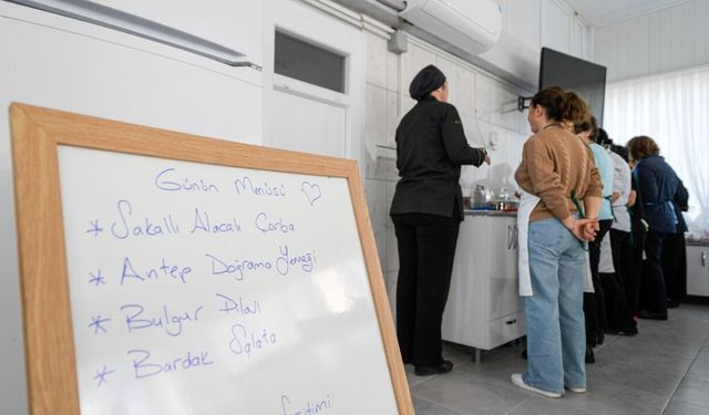 İzmir’de sağlıklı sofralar güçlü kadınlar: Mahalle Mutfağı açıldı