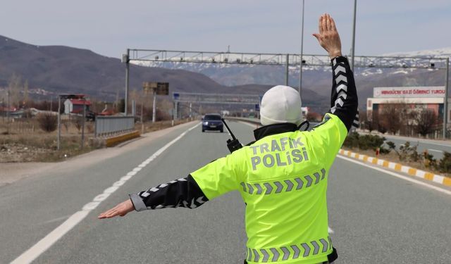 'Dur' ihtarına uymayıp kaçtı: İzmir'de ehliyetsiz sürücüye 684 bin 965 lira ceza kesildi