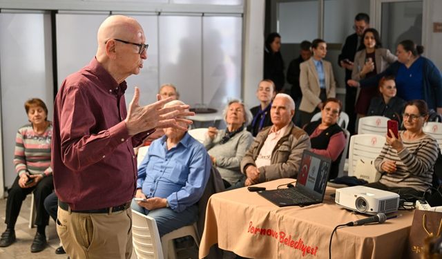 Bornova’nın çınarları 'Sağlıklı Yaş Alma Merkezi'nde' yapay zekayla tanıştı