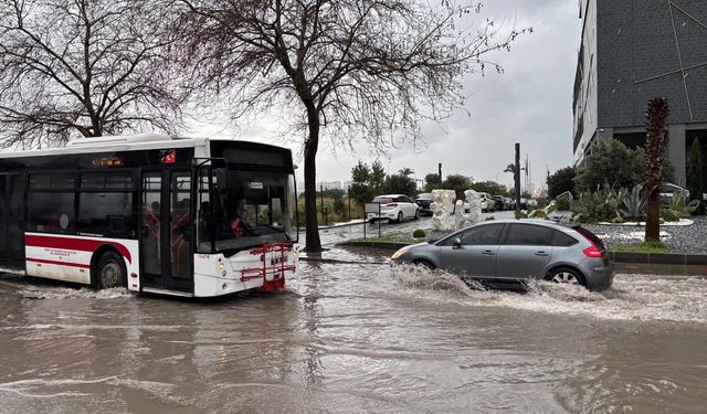 İzmirliler dikkat: Yarın gök gürültülü sağanak yağış bekleniyor... Sel, su baskını olabilir!
