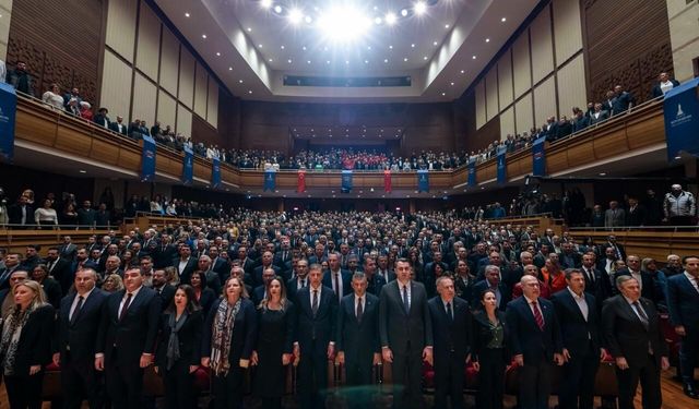 Özgür Özel İzmir'de...İzBB Başkanı Tugay: Hazine 2 yıldır sosyal konut projesine bütçe vermedi!