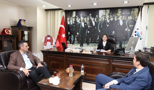 Çiğli’de 23 Nisan coşkusu: Başkan Yıldız koltuğunu çocuklara emanet etti