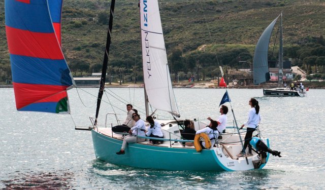 Denizde ve filede şampiyon: İzmir Ekonomi’de çifte kupa sevinci!