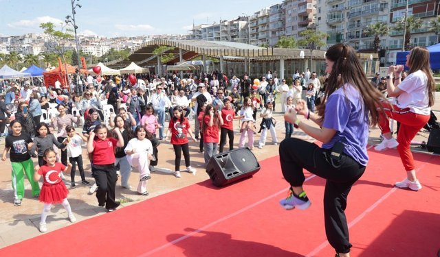 23 Nisan coşkusu Konak’tan yayıldı: Çocuk Şenliği’ne yoğun ilgi