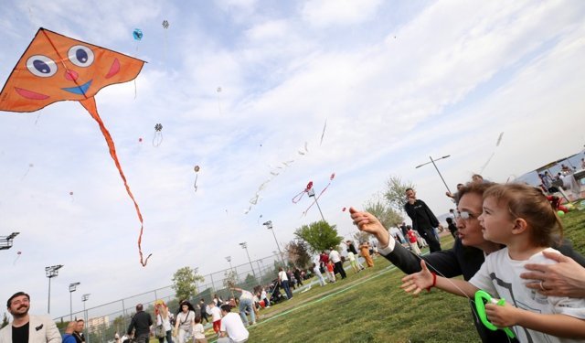 Karşıyaka’da 23 Nisan coşkusu Sancaklı’dan başladı: Tüm ilçeye yayılacak