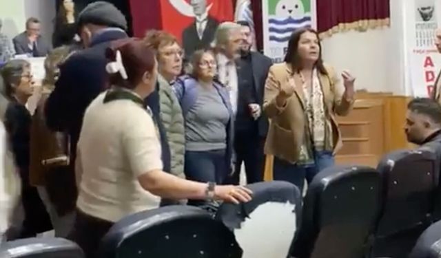 Foça’daki kongrede kürsü tartışması: Başkan Fıçı çileden çıktı!