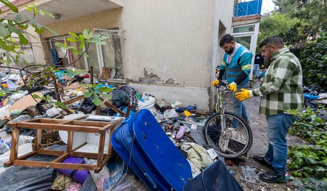 Üç ton atık çıkarıldı: Karşıyaka'da çöp eve müdahale!