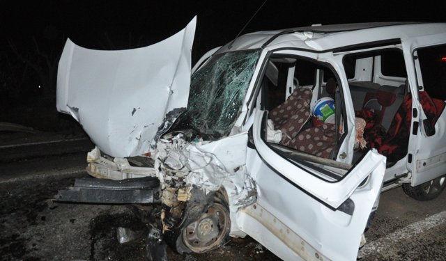 İzmir’de feci kaza: 1’i ağır 4 yaralı