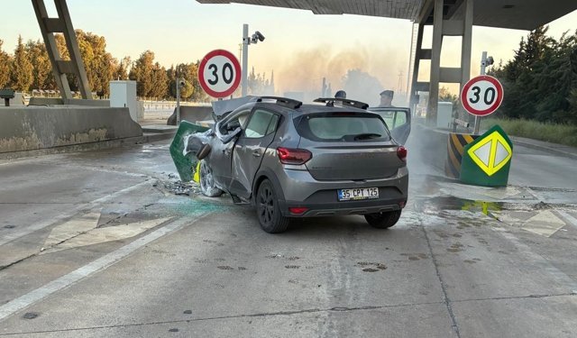 İzmir'de otoyol gişesinde vahim kaza: Yanan otomobilde can verdi