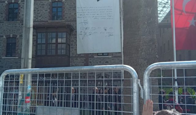 Meslek Fabrikası önünde pankart gerilimi: Polis indirdi, yurttaşlar tepki gösterdi