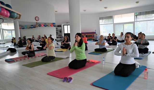 Bornovalı kadınlara yoga desteği