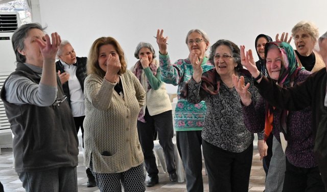 Bornova’da yaratıcı drama eğitimi: Sosyal bağlar güçleniyor