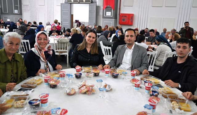 Bornova Belediyesi'nden dayanışma yemeği