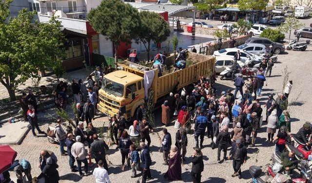 Bergama’dan üretime büyük destek: Ahlat ağaçları aşılandı, binlerce fidan dağıtıldı