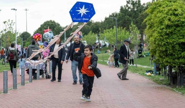 Bornova'da 23 Nisan kutlamaları: Uçurtma Şenliği'nde bayram coşkusu