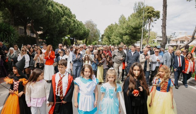 Alaçatı Ot Festivali’nde renkli kortej: 23 Nisan coşkusu Çeşme'nin tüm sokaklarına yayıldı