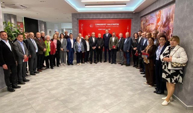 CHP İzmir'de kritik zirve: Geçmiş dönemlerde görev almış partililerle buluşuldu