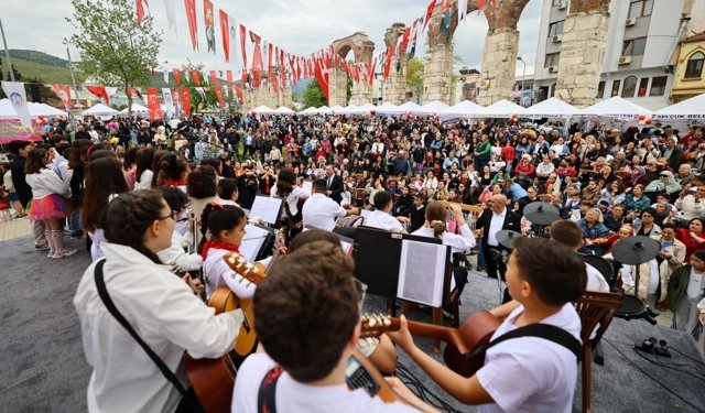 Efes Selçuk’ta 23 Nisan coşkusu: Çocuklar bayramlarını şenlikle kutladı