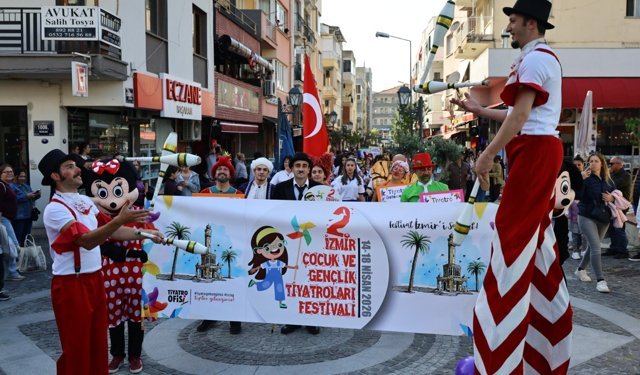 Efes Selçuk’ta tiyatro şöleni: Festival kortejle kenti sardı