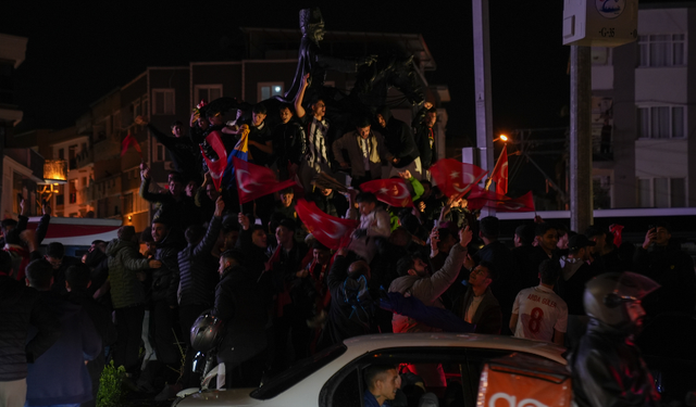 24 yıl sonra gelen sevinç: İzmirliler Milli Takımı kutladı