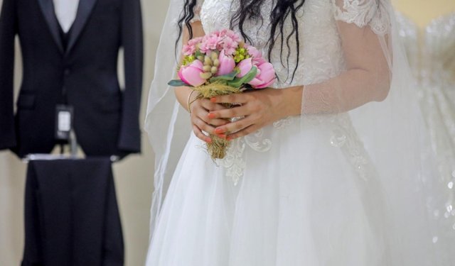 Bayraklı’dan evlenecek çiftlere anlamlı destek: Gelinlik ve damatlık ücretsiz