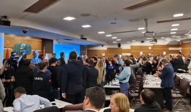 Bornova Belediye Meclisi'nde ikinci gerginlik: Tartışma durdurulamadı, toplantı sonlandırıldı