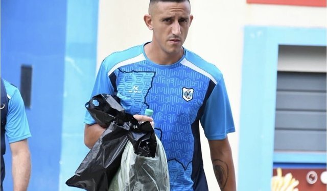 'Uçakta bomba var' şakası yapan Arjantinli futbolcu ters kelepçeyle gözaltına alındı