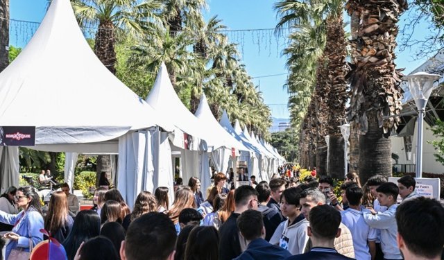 İzmir Kitap Fuarı’na ilgi yoğun: Öğrencilerin buluşma noktası oldu