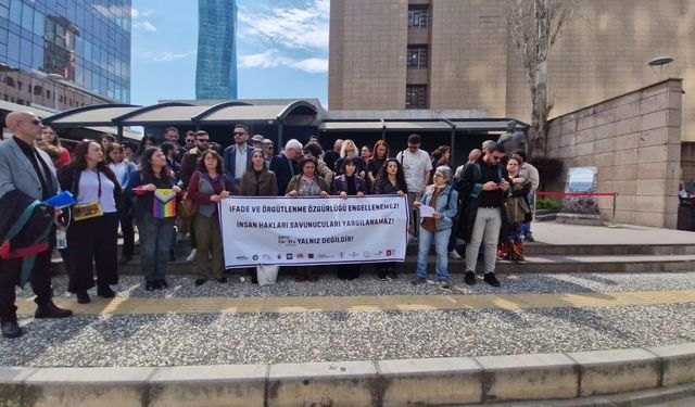 İzmir Adliyesi önünde hak savunucularından ortak ses: Vardık, varız, var olacağız!
