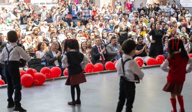 Bornova’da 23 Nisan coşkusu sahneye taşındı: Miniklerden unutulmaz gösteri