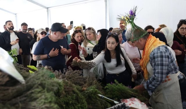 Alaçatı Ot Festivali’nde yoğun cumartesi… 13 ülkeden 50 şef Ege otlarını dünya sofralarına taşıyor