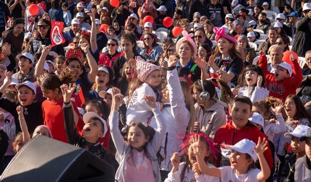 28. Gaziemir Ulusal Çocuk Şenliği başladı: Çocukların neşesi meydanları doldurdu