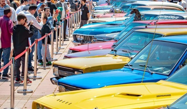 İzmir’de Klasik Otomobil Sergisi ziyaretçilerini zaman yolculuğuna çıkardı: Devamı gelecek