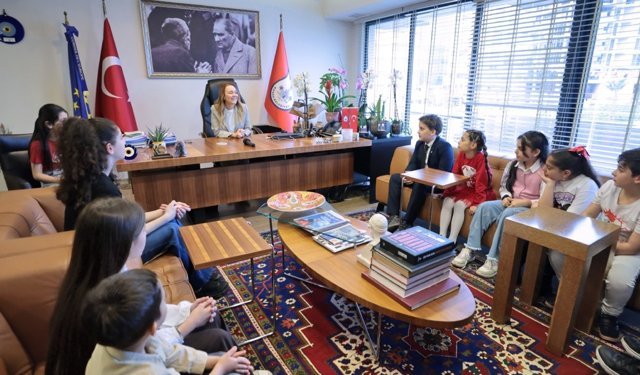 Konak’ta 23 Nisan: Başkan Mutlu koltuğu çocuklara devretti