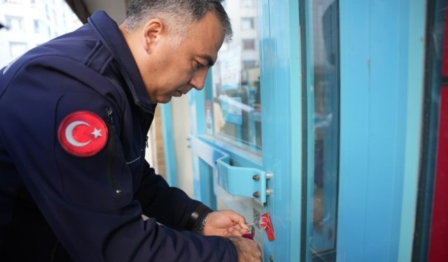 İzmir’de emsal niteliğinde karar: Torbalı’da tarihi geçmiş ürün satan marketler tek tek mühürleniyor