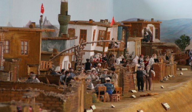 İzmir’de göreni şaşırtan köy: 300 metrekarede koca bir Anadolu