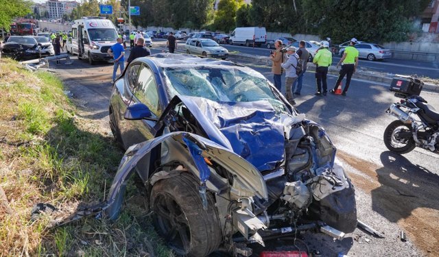 Bornova'daki kaza güvenlik kamerasında: Bir polis memuru şehit oldu, 2 kişi hayatını kaybetti