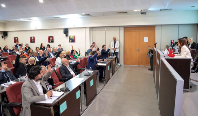 Karşıyaka Belediye Meclisi'nde istifa depremi: CHP'li 8 meclis üyesi istifa etti