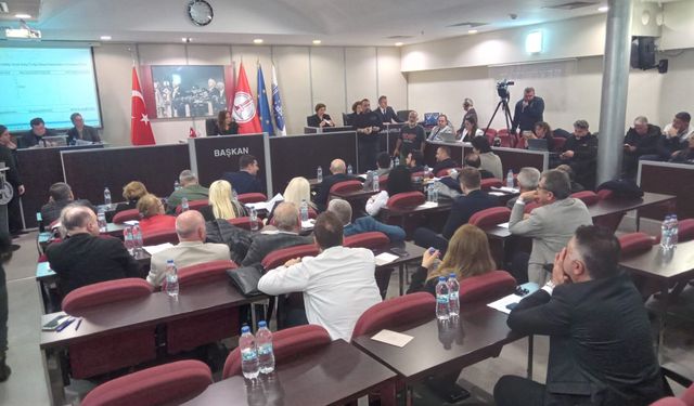 Karşıyaka Meclisi’nde gerginlik: Kızılkaya küfür etti, salondan çıkarıldı